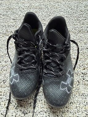 Under Armour Black Cleats - Size Y1